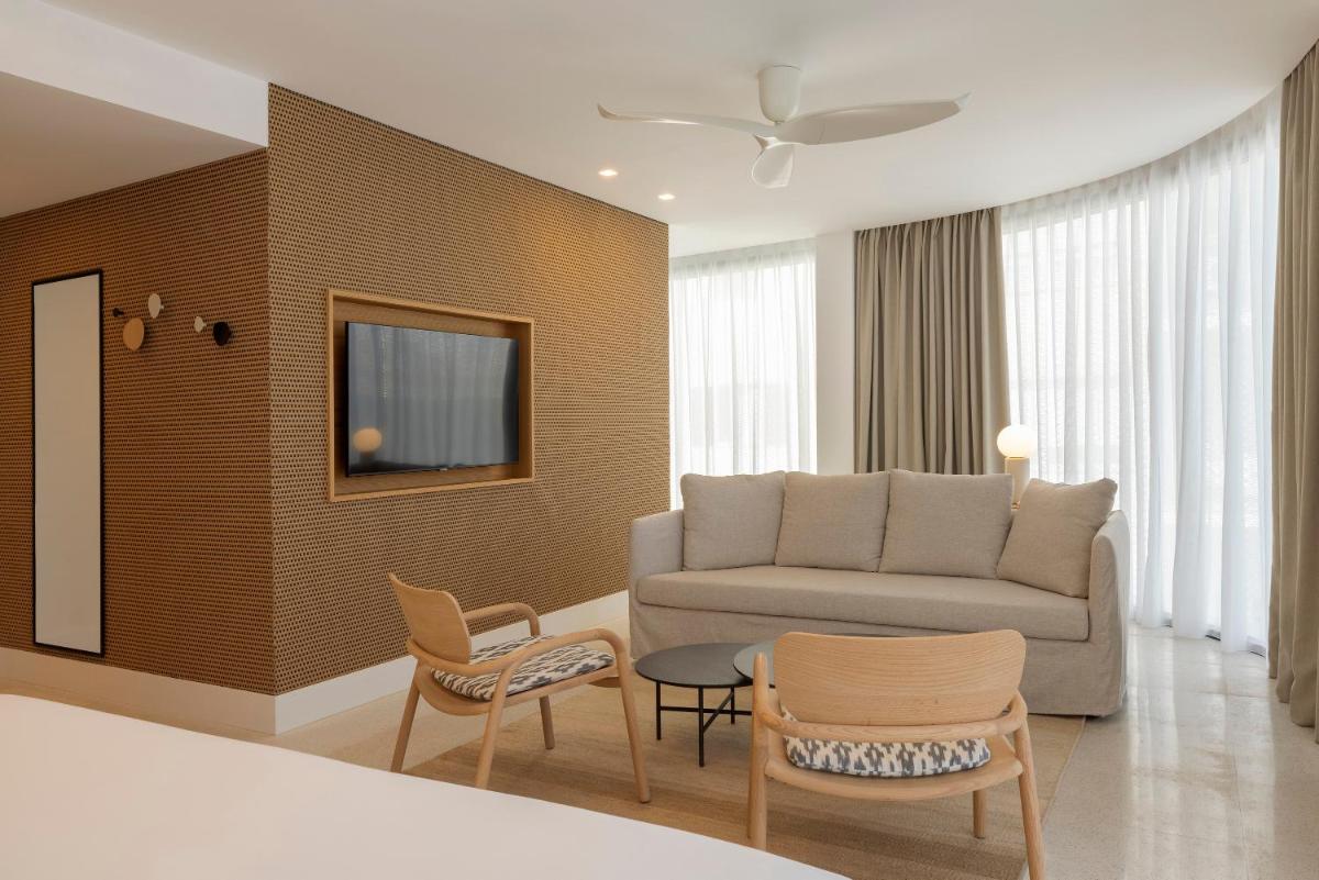 una sala de estar con un sofá y sillas en HM Palma Blanc, en Palma de Mallorca