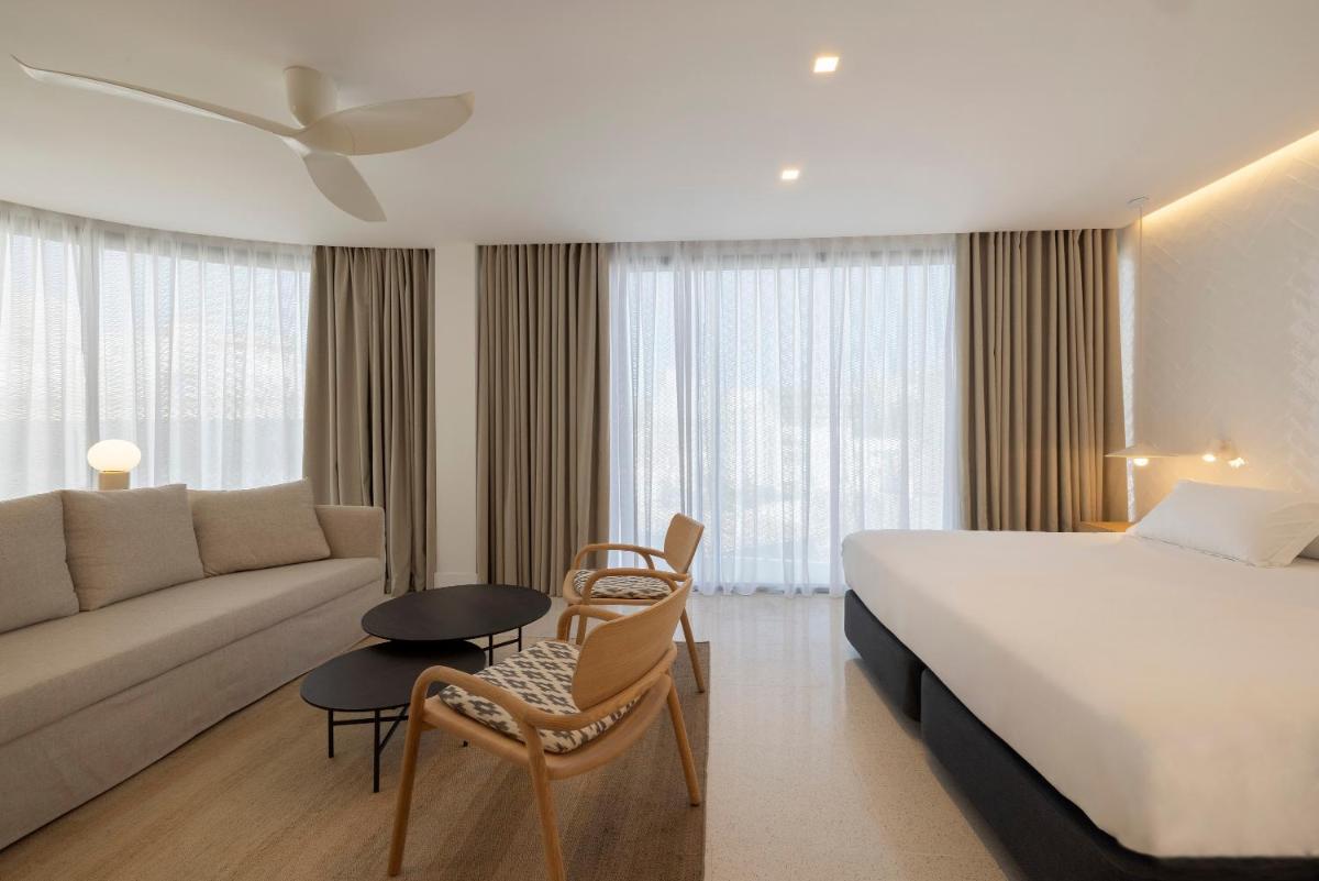 una habitación de hotel con una cama y un sofá en HM Palma Blanc, en Palma de Mallorca 50 fotos más