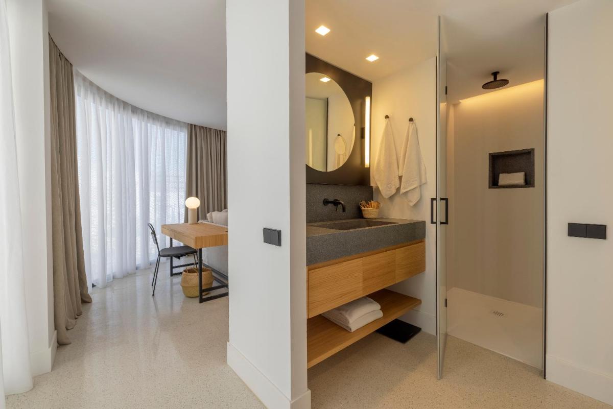 un baño con lavabo y espejo en HM Palma Blanc, en Palma de Mallorca