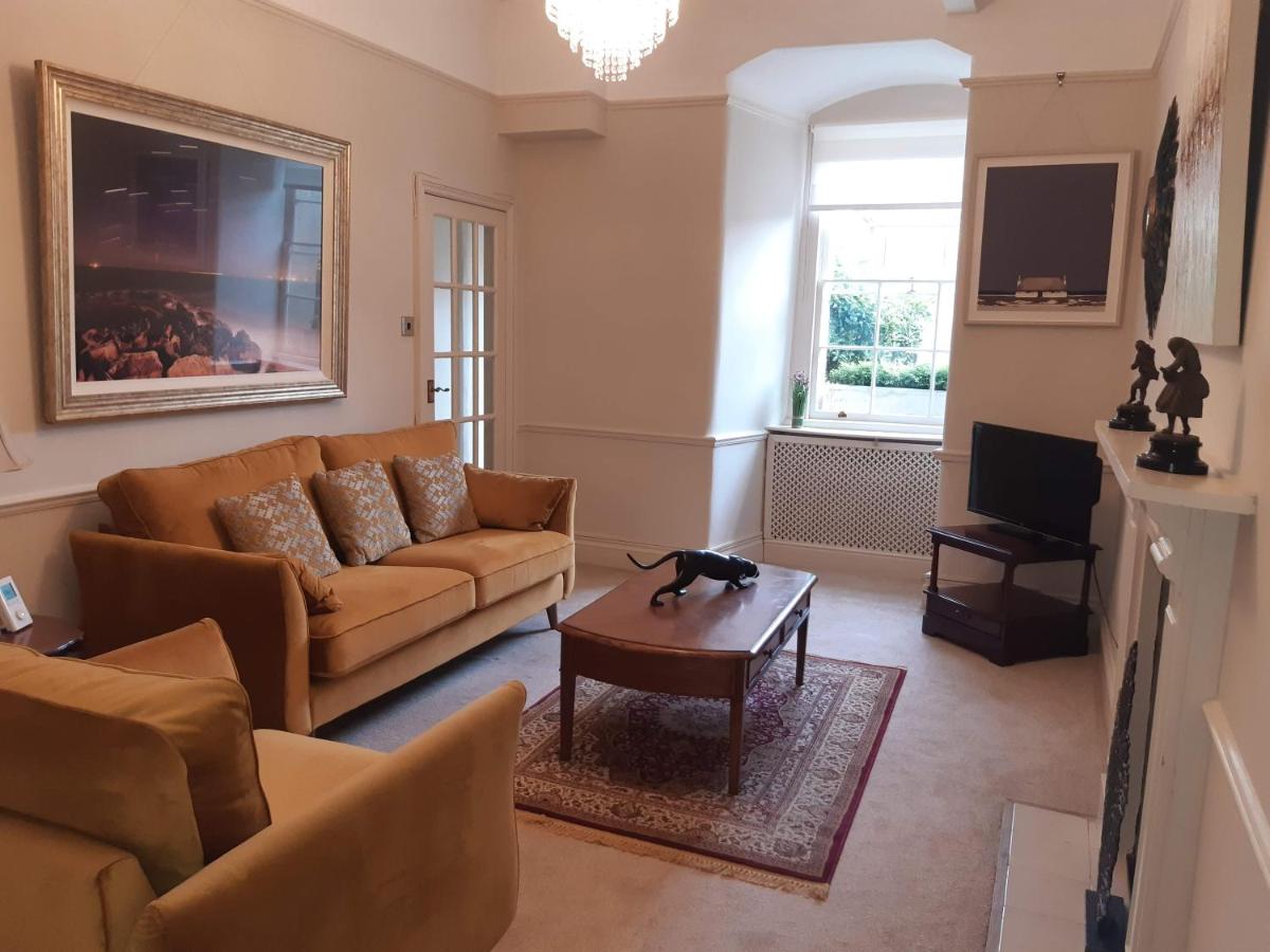 Royal Crescent Courtyard Apartment - Housity