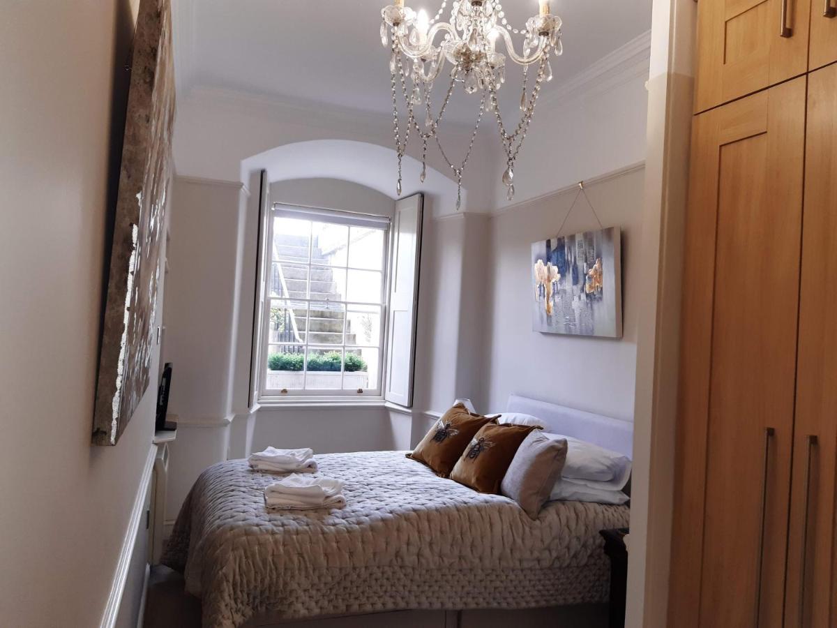 Royal Crescent Courtyard Apartment - Housity