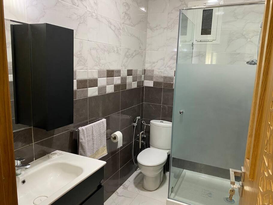 Lovely 4-bedroom condo with pool - Hizvo