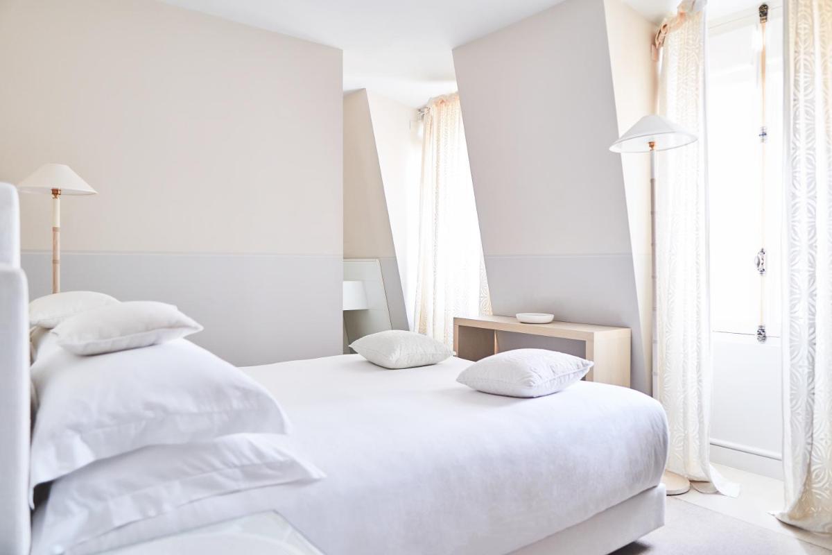 Un ou plusieurs lits dans un hébergement de l'établissement Monsieur George Hotel & Spa - Champs-Elysées