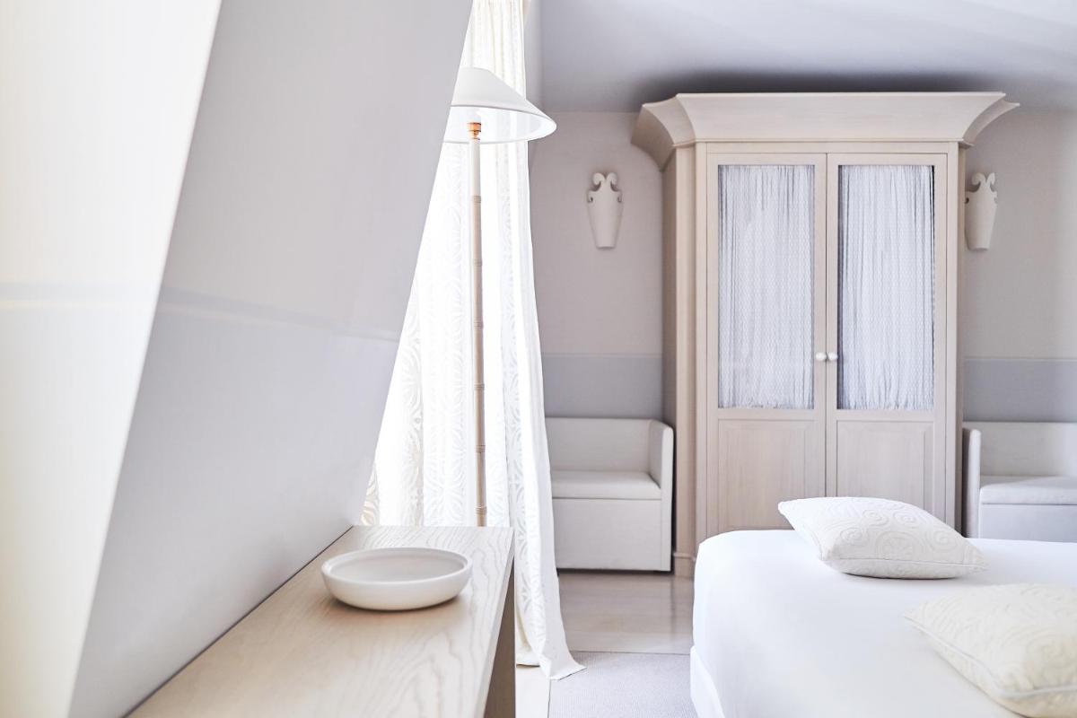 Un ou plusieurs lits dans un hébergement de l'établissement Monsieur George Hotel & Spa - Champs-Elysées