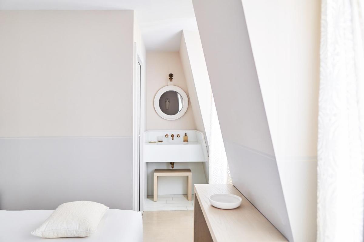 Un ou plusieurs lits dans un hébergement de l'établissement Monsieur George Hotel & Spa - Champs-Elysées