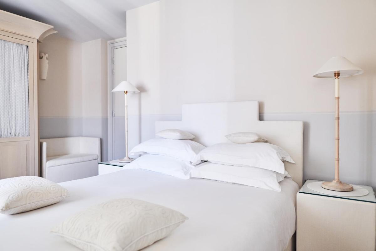 Un ou plusieurs lits dans un hébergement de l'établissement Monsieur George Hotel & Spa - Champs-Elysées