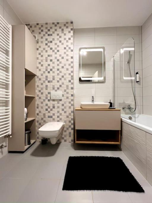 Skylark - Singapore Penthouse with Jacuzzi & Panoramic View - Hizvo