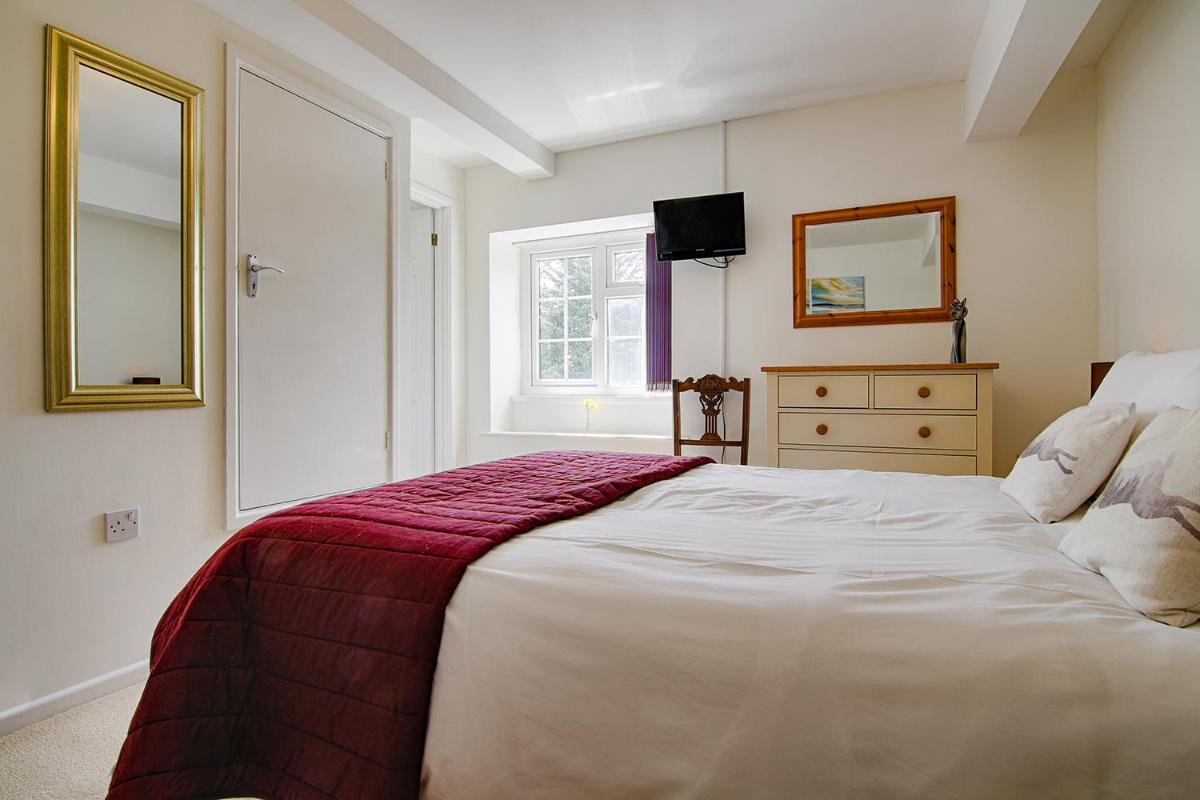 Leworthy Farmhouse Bed and Breakfast - Housity