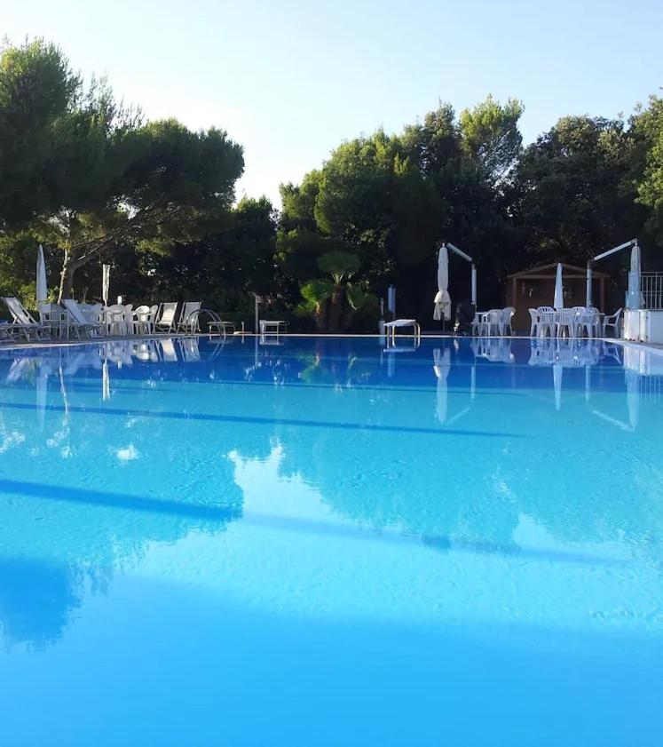Oasi verde con terrazza sul mare e con piscina - Housity