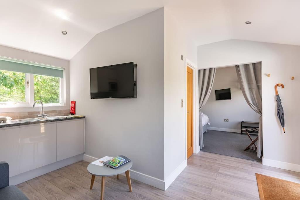 The Summerhouse, countryside retreat with private hot tub - Housity