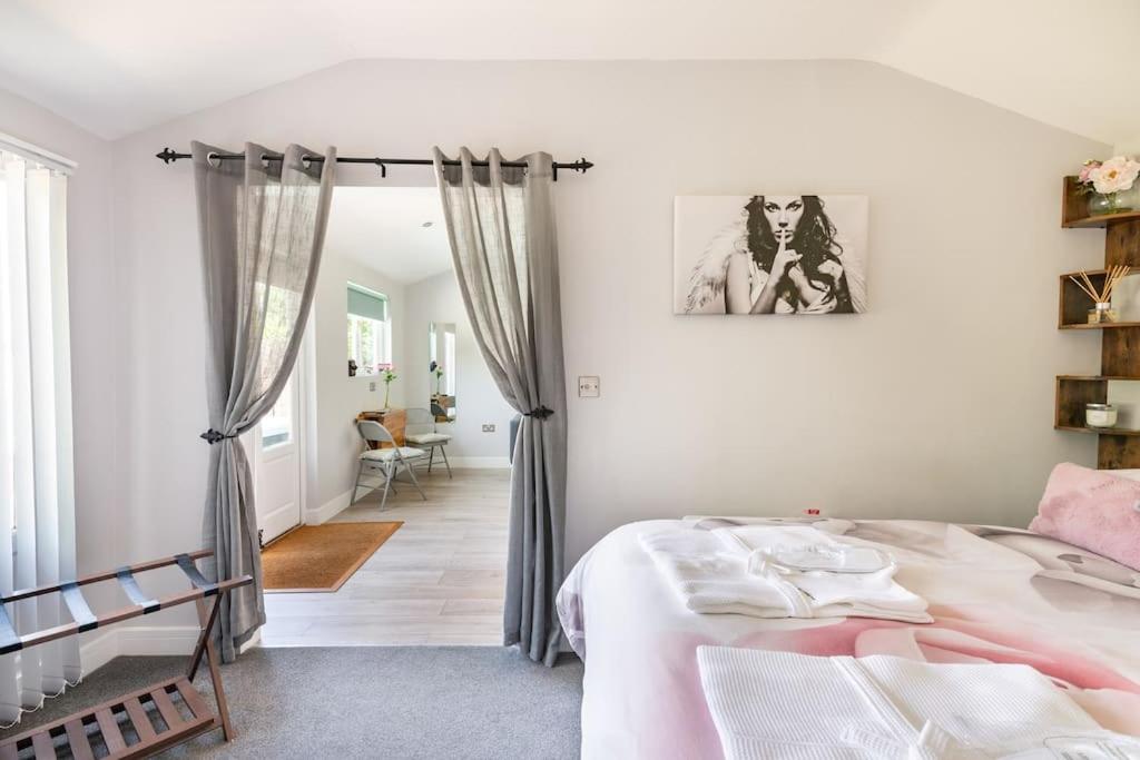 The Summerhouse, countryside retreat with private hot tub - Housity