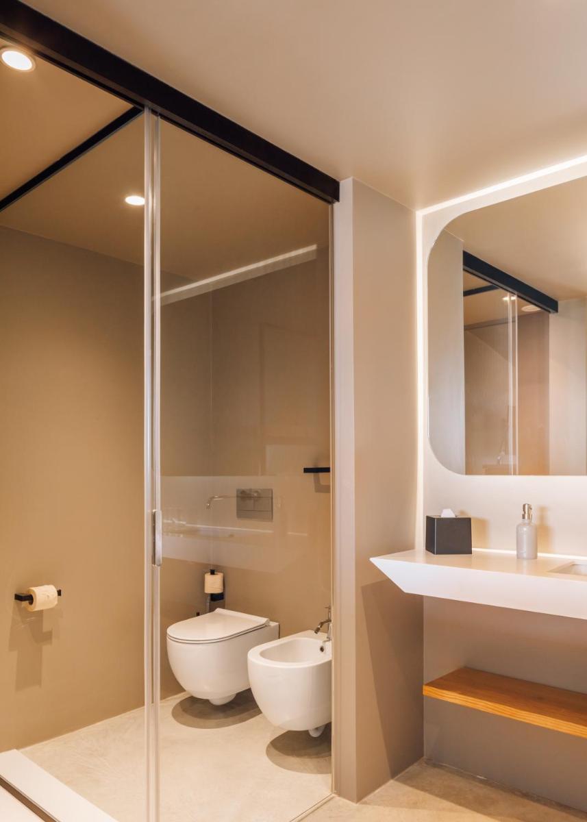 Uma casa de banho em Immerso Hotel, a Member of Design Hotels