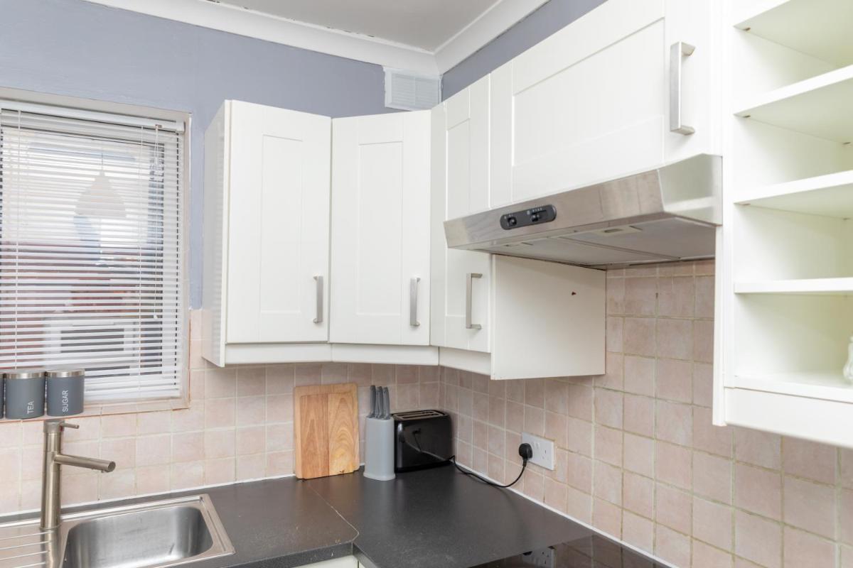 Leeds city centre spacious house free parking and Wi-Fi - Housity