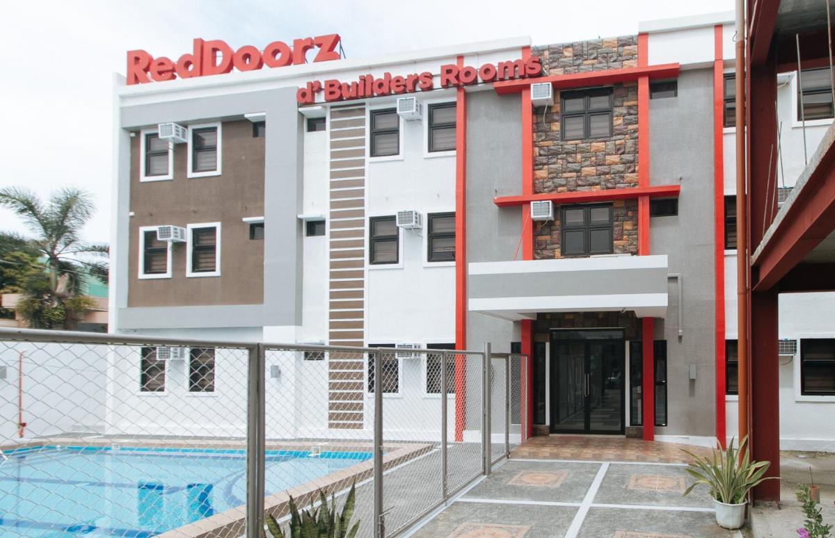 RedDoorz Plus at DBuilders Poblacion BGC - Housity