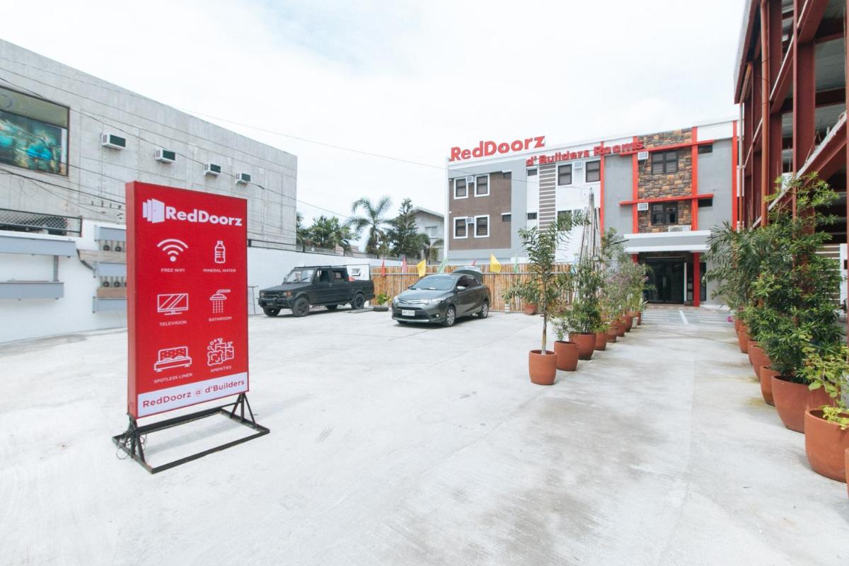 RedDoorz Plus at DBuilders Poblacion BGC - Housity