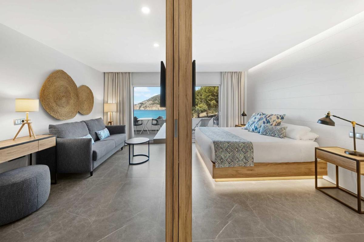 Cama o camas de una habitación en Bahia Suites Camp de Mar