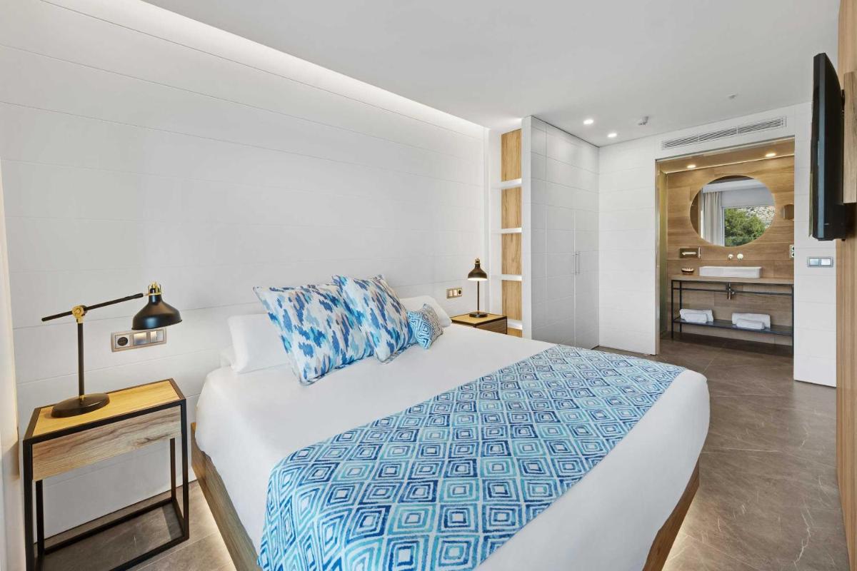 Cama o camas de una habitación en Bahia Suites Camp de Mar