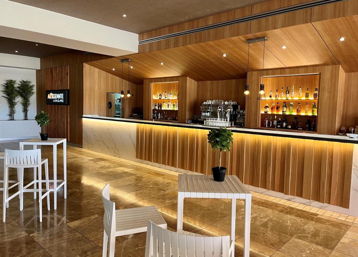El salón o zona de bar de Occidental Aranjuez