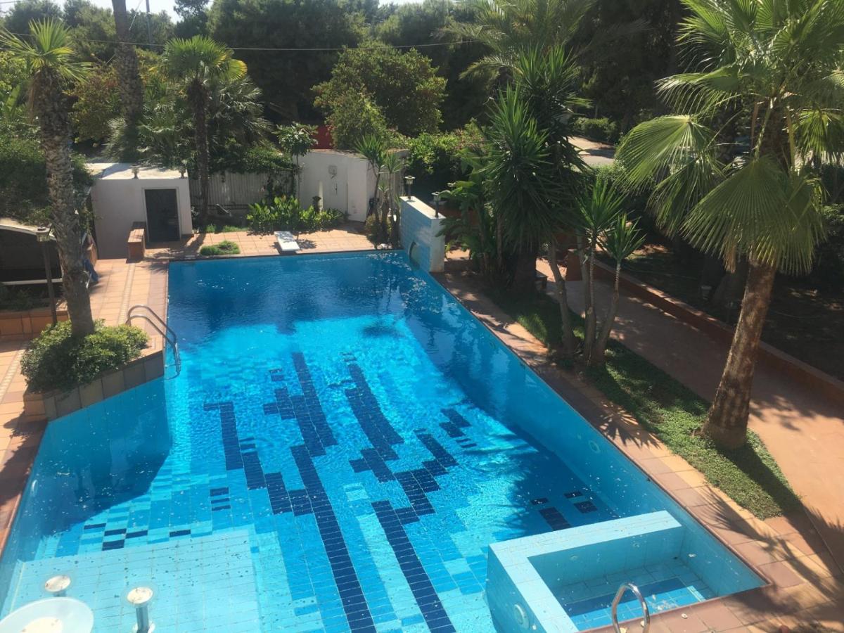 Suitetrails - Deluxe Villa in Glyfada with Pool