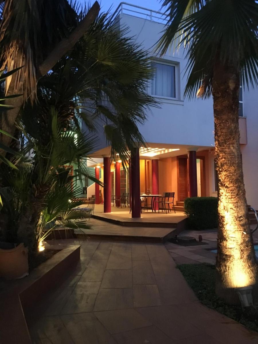 Suitetrails - Deluxe Villa in Glyfada with Pool