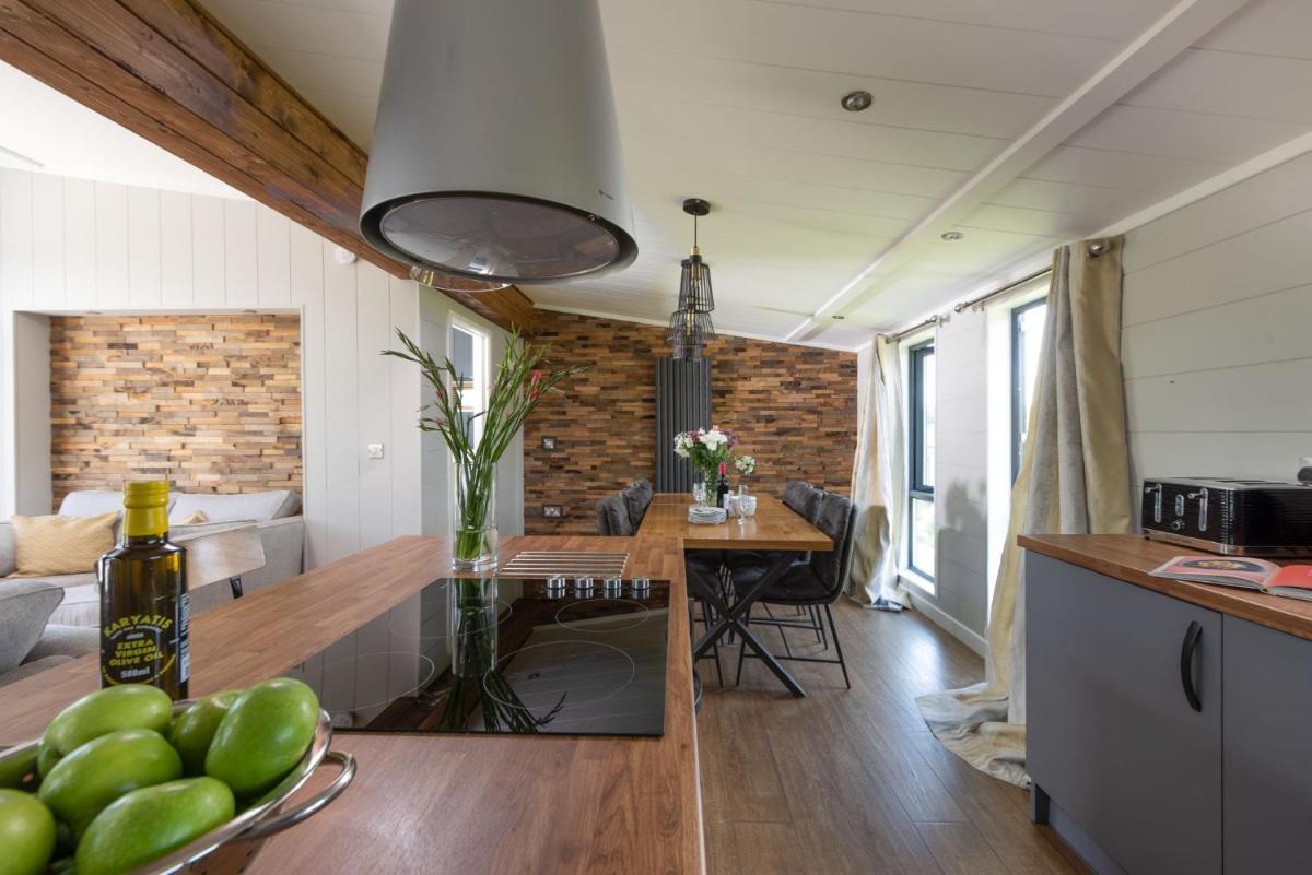 Primrose Lodge, 25 Roadford Lake Lodges - Housity