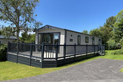 Prime location 3-Bed Chalet in Seal Bay Selsey - Housity