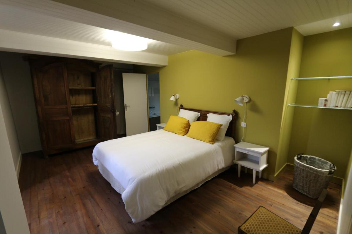 Marigné: Superb country house, swimming pool and hot tub - Housity