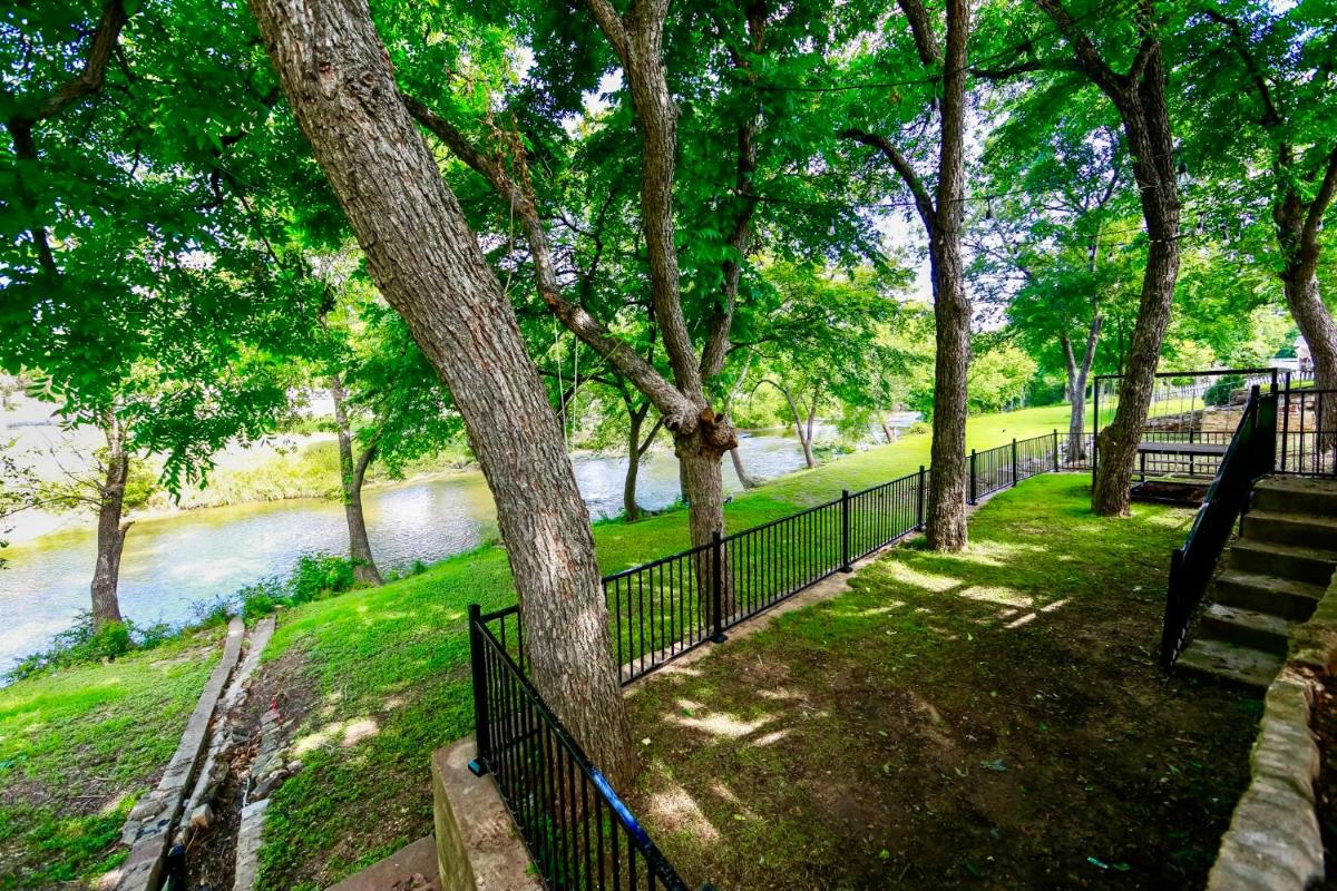Creek side Treehouse - Housity