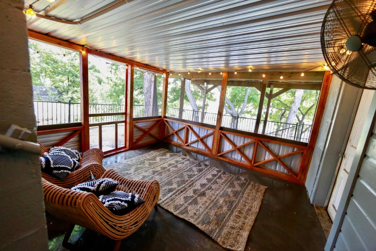 Creek side Treehouse - Housity