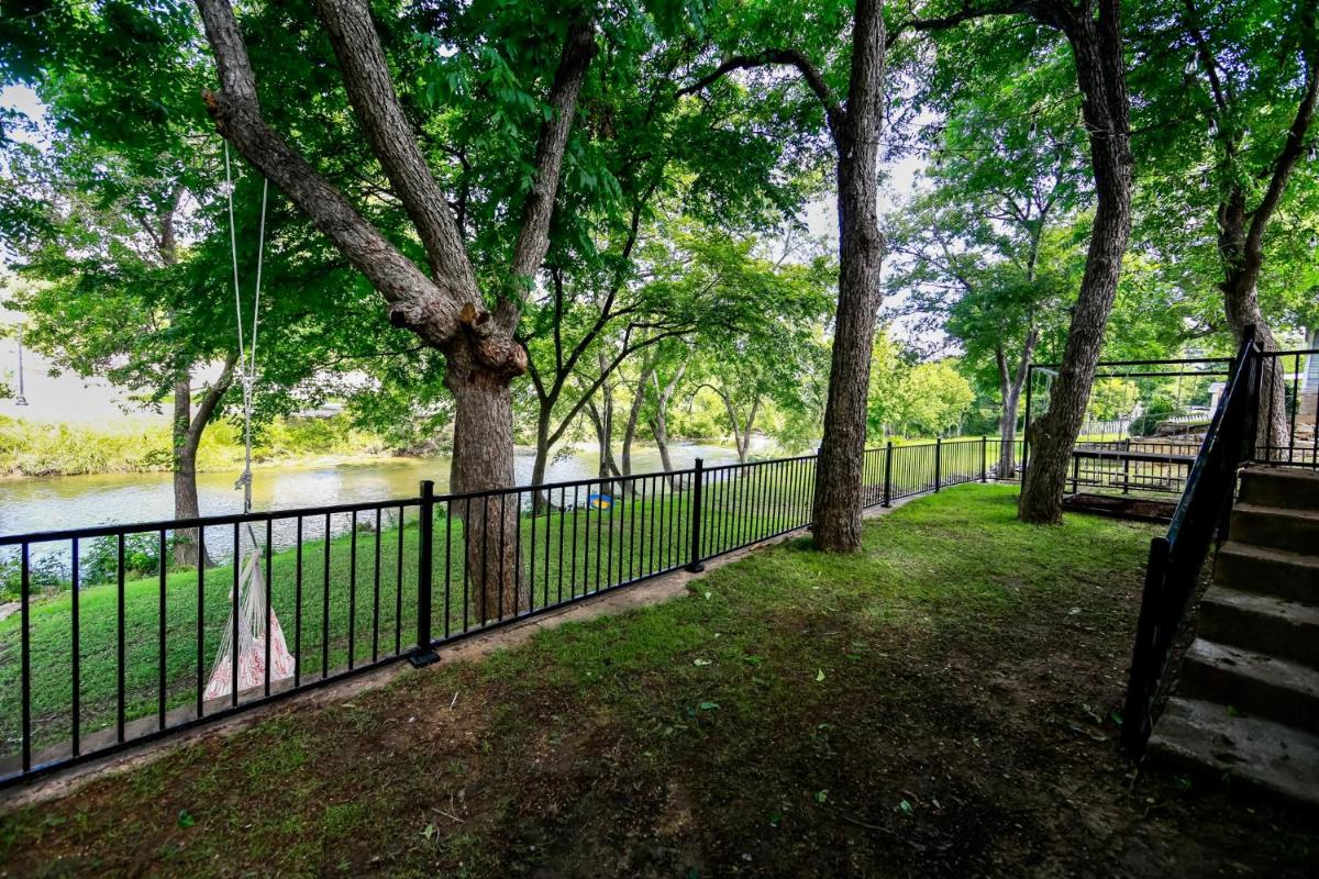 Creek side Treehouse - Housity