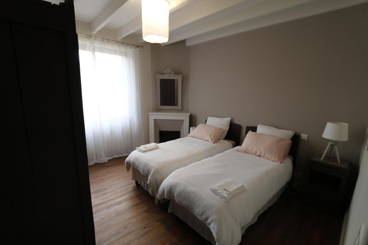 Marigné: Superb country house, swimming pool and hot tub - Housity