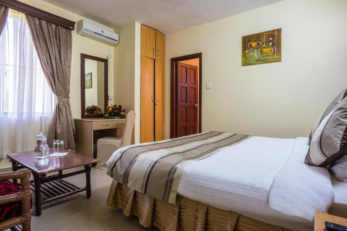 Suitetrails - Room in BB - PrideInn Express Nyali 1