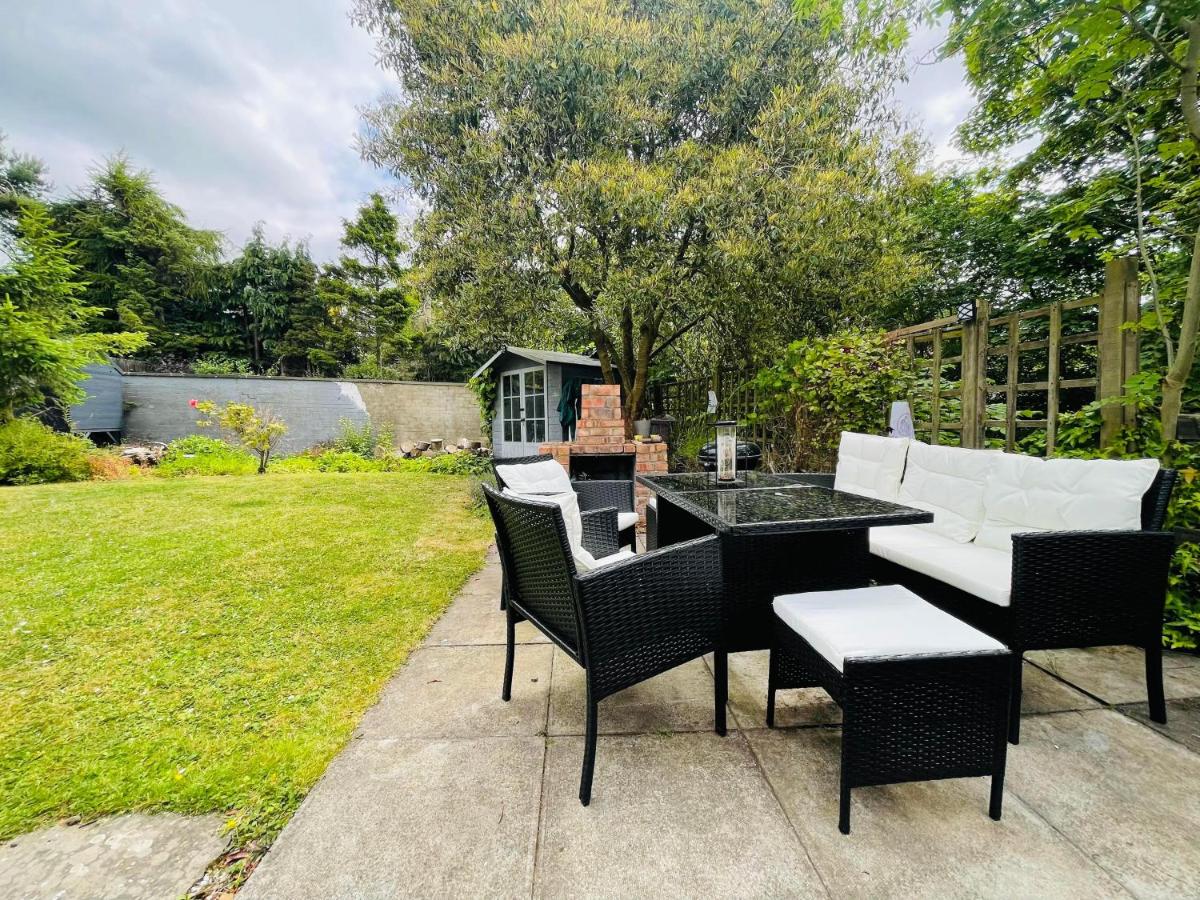 5 bedrooms sleeps 10-12 free wifi & parking garden - Housity