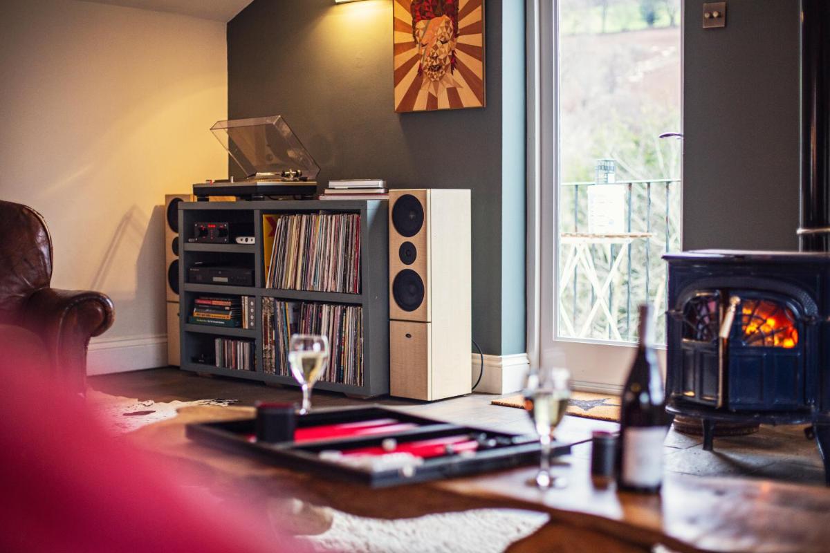 Black Mountains Stylish Hideaway, nr Crickhowell - Housity