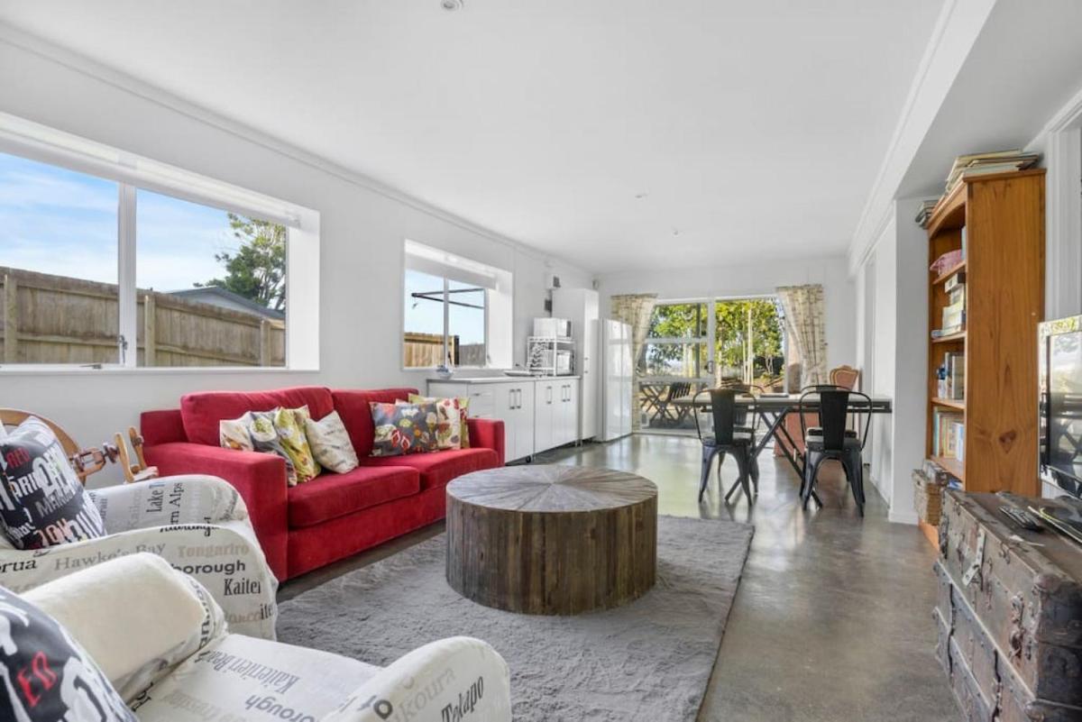 Bright 3-Bedroom Unit with Parking and Kitchenette - Housity