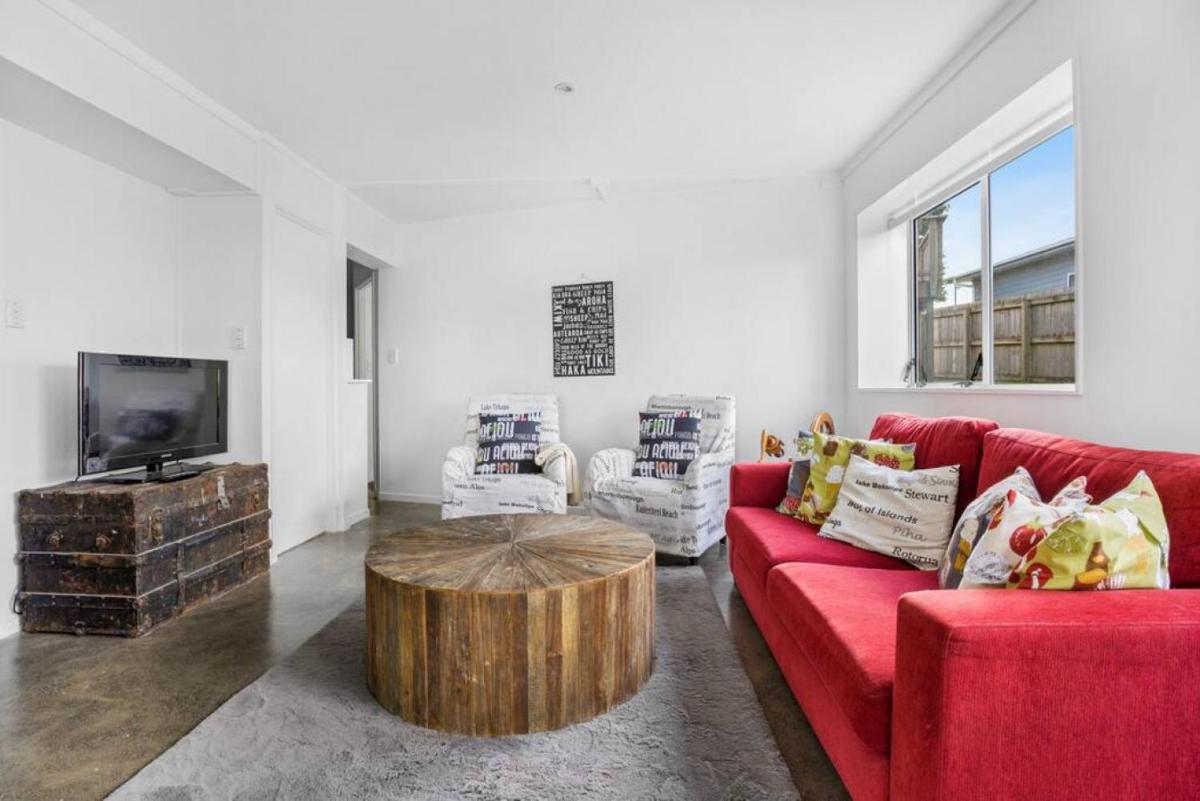 Bright 3-Bedroom Unit with Parking and Kitchenette - Housity