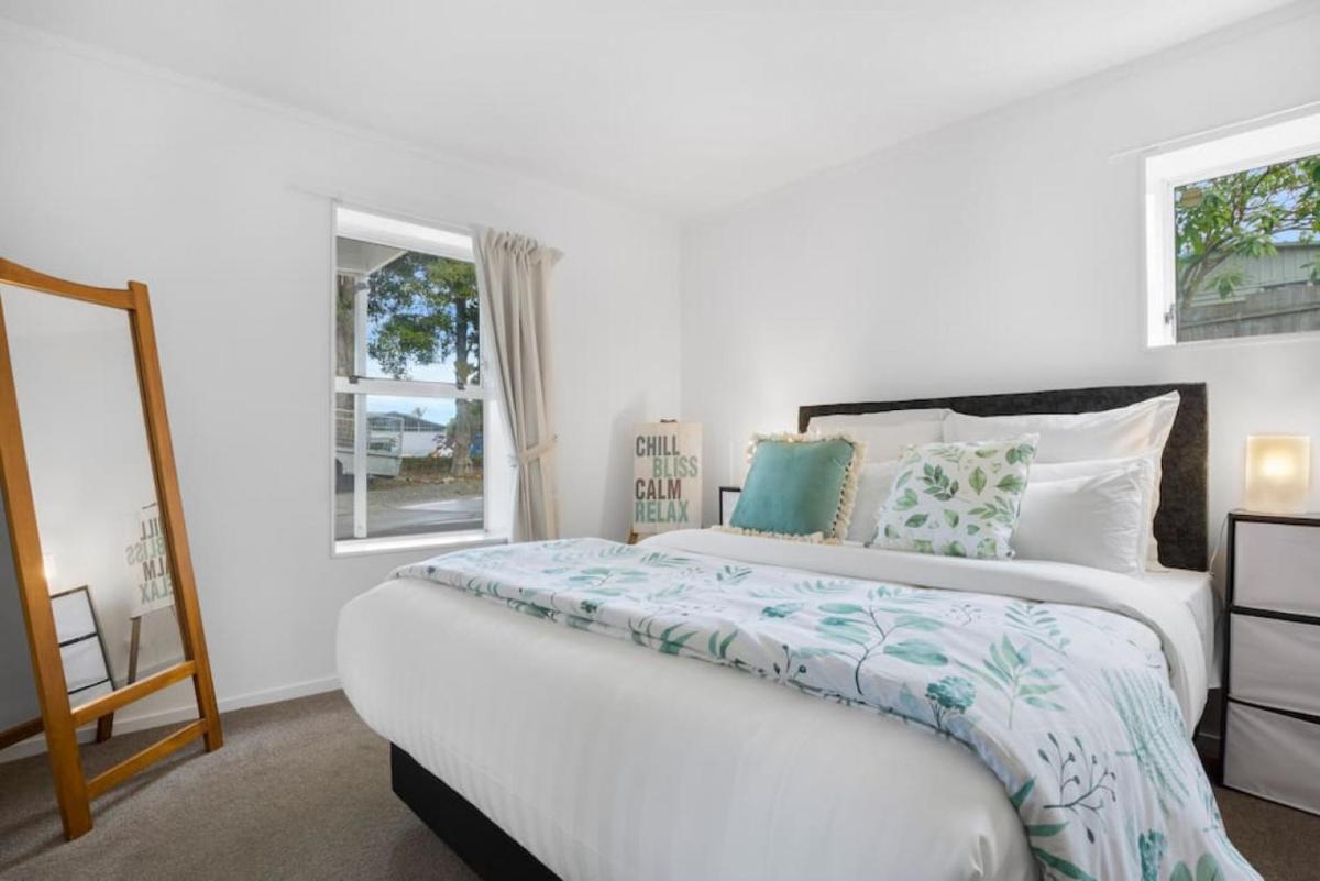 Bright 3-Bedroom Unit with Parking and Kitchenette - Housity
