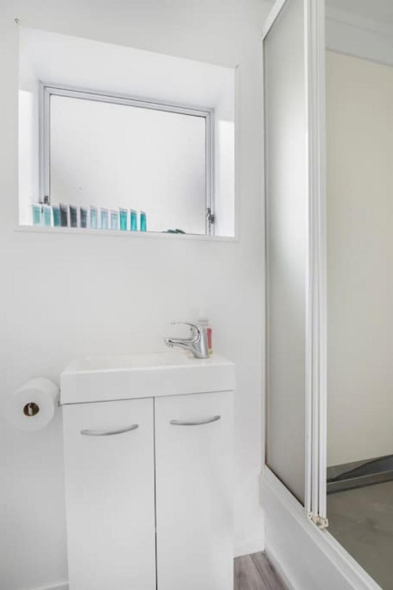 Bright 3-Bedroom Unit with Parking and Kitchenette - Housity