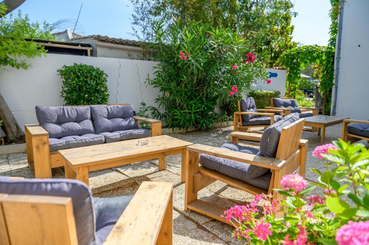 Coin salon dans l'établissement Hôtel Le Peu Breton