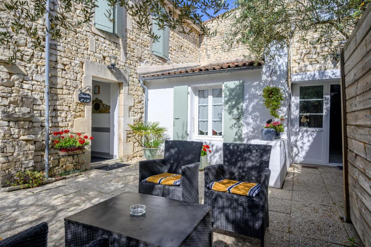 Coin salon dans l'établissement Hôtel Le Peu Breton