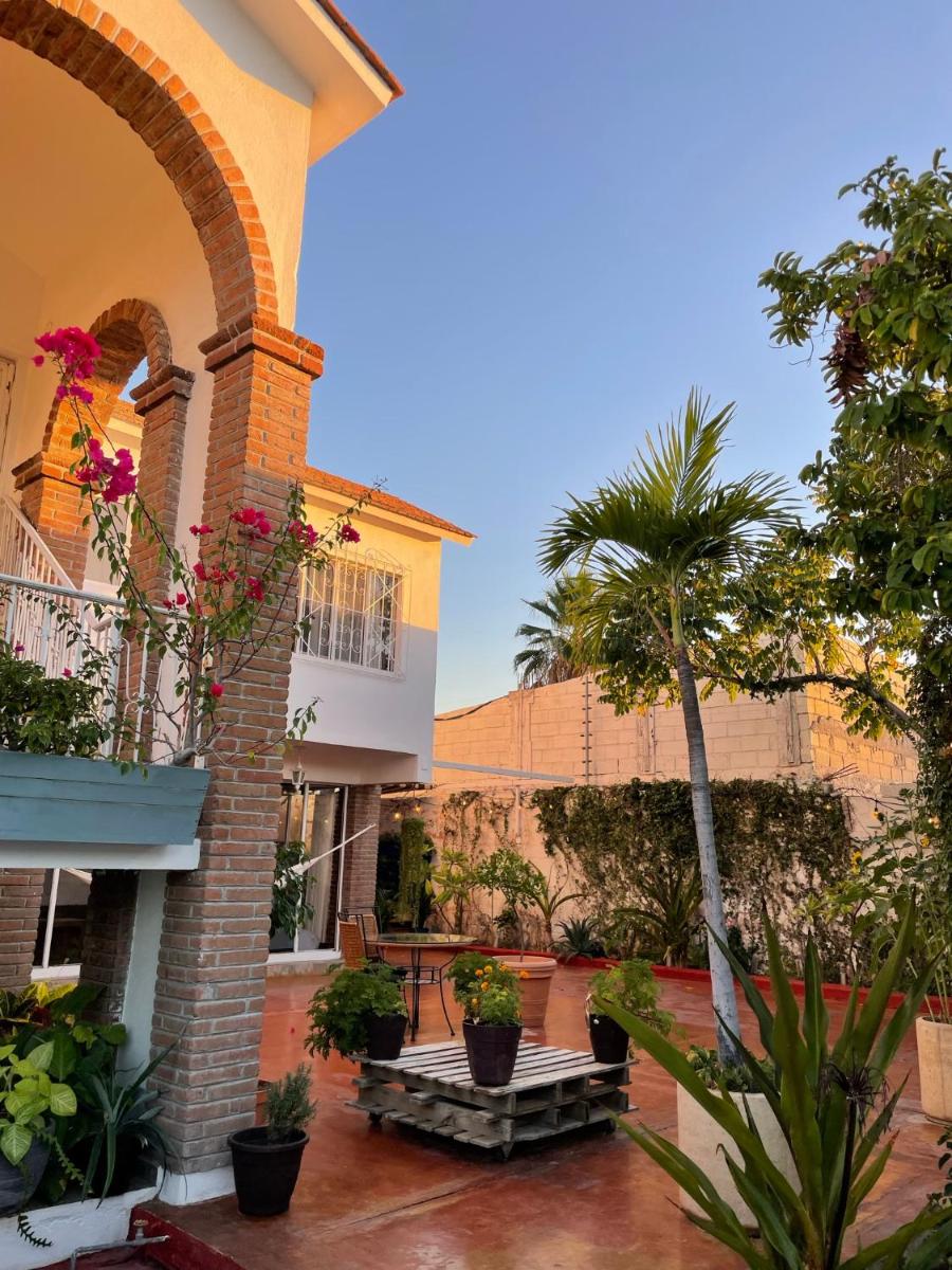 Adventure Inn La Paz - Housity