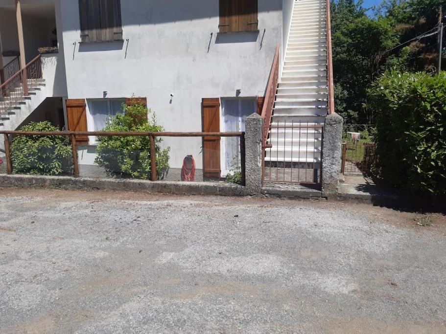 Appartamento rustico in collina con ampio giardino - Housity