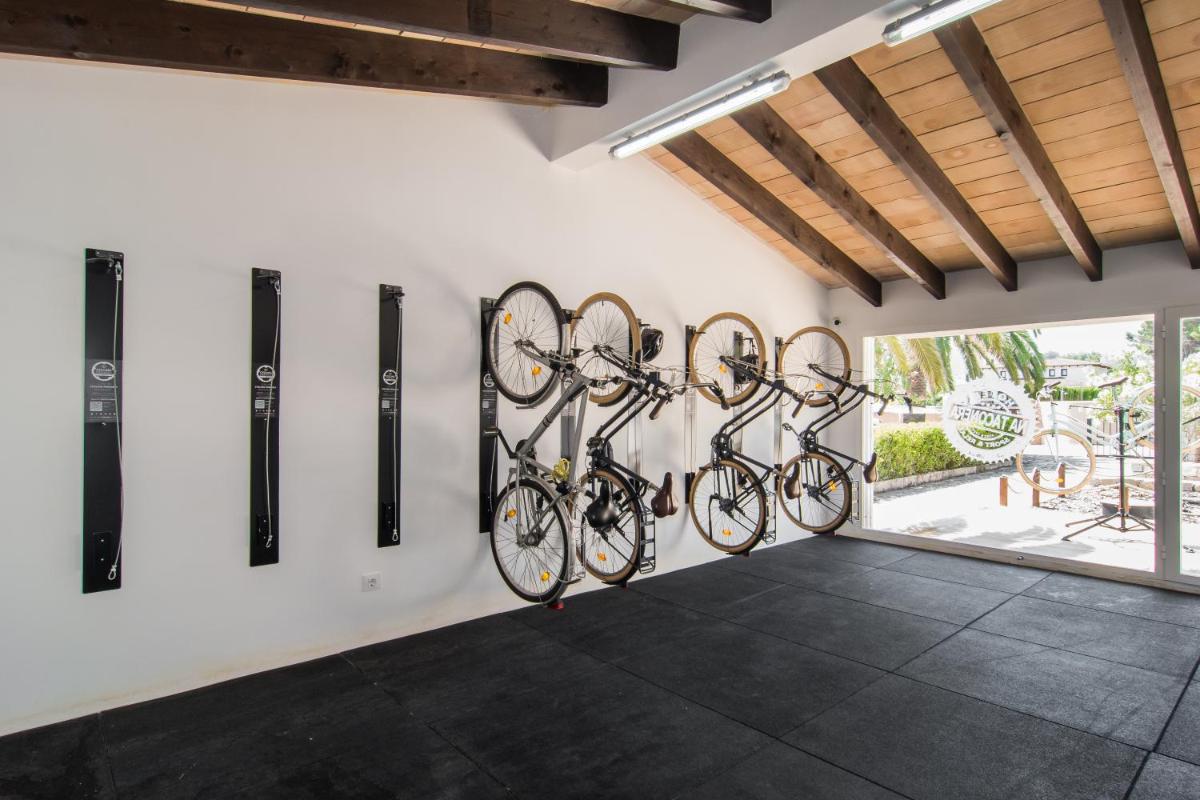 Montar en bicicleta en Hotel Na Taconera o alrededores