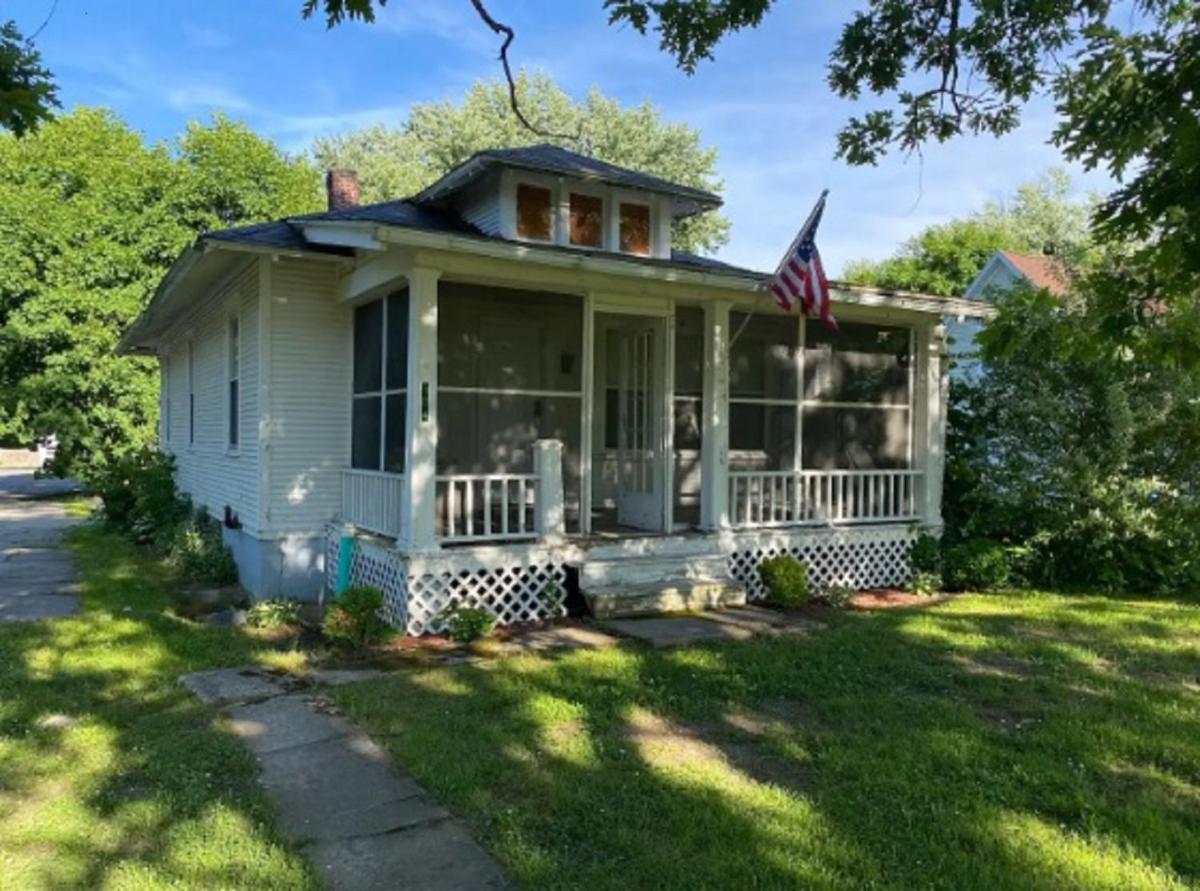 Lovely 2 Bedroom Cottage Just Off Orange Lake! - Housity