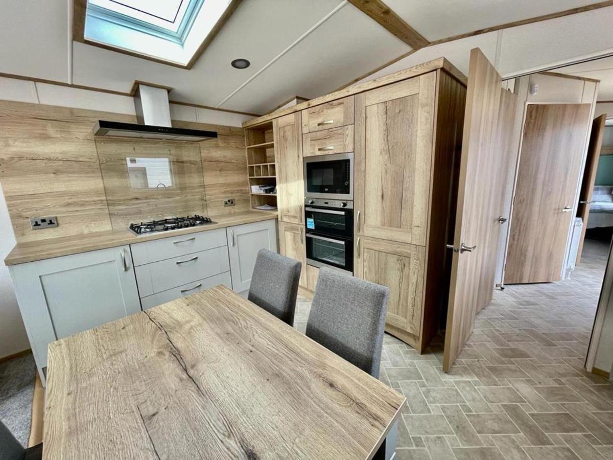 Prime location 3-Bed Chalet in Seal Bay Selsey - Housity