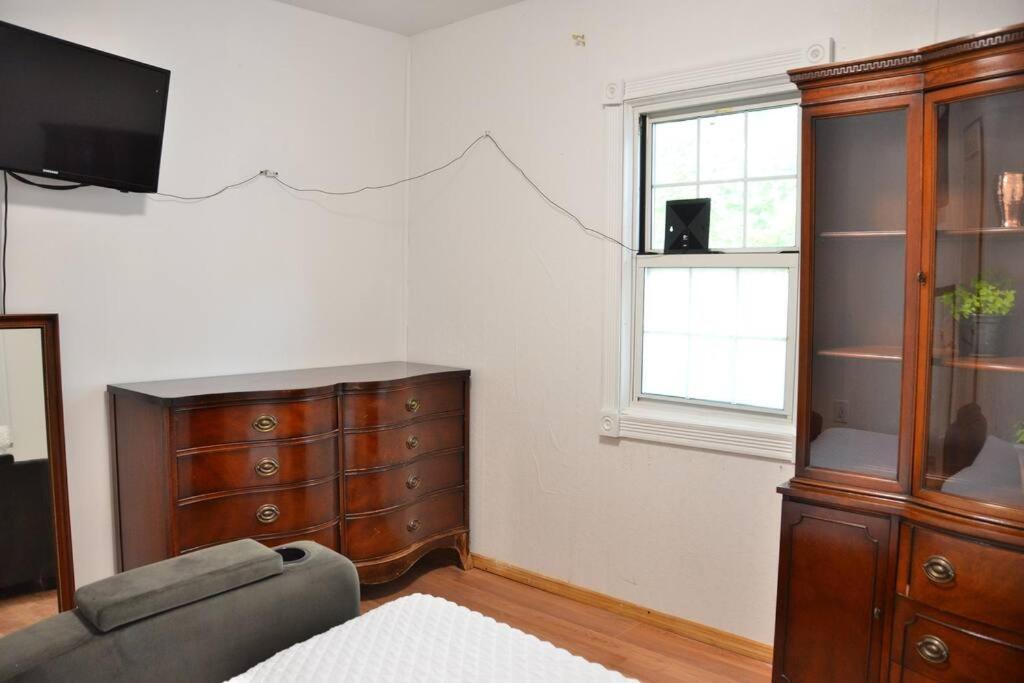 Pet friendly travelers lounge w/ indoor fireplace - Housity