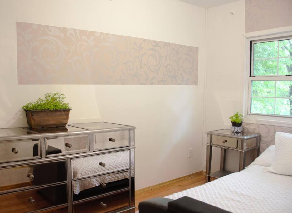 Pet friendly travelers lounge w/ indoor fireplace - Housity