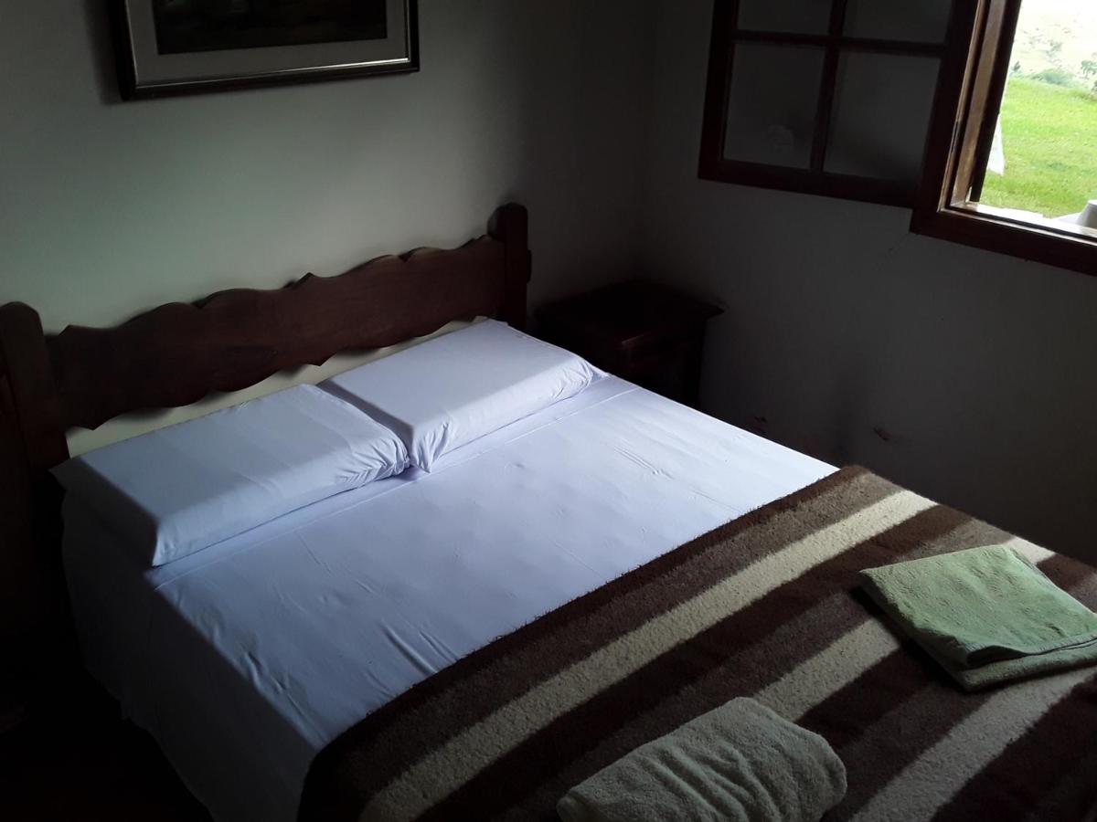 Sitio com vista, cachoeira, lareira e piscina. - Housity