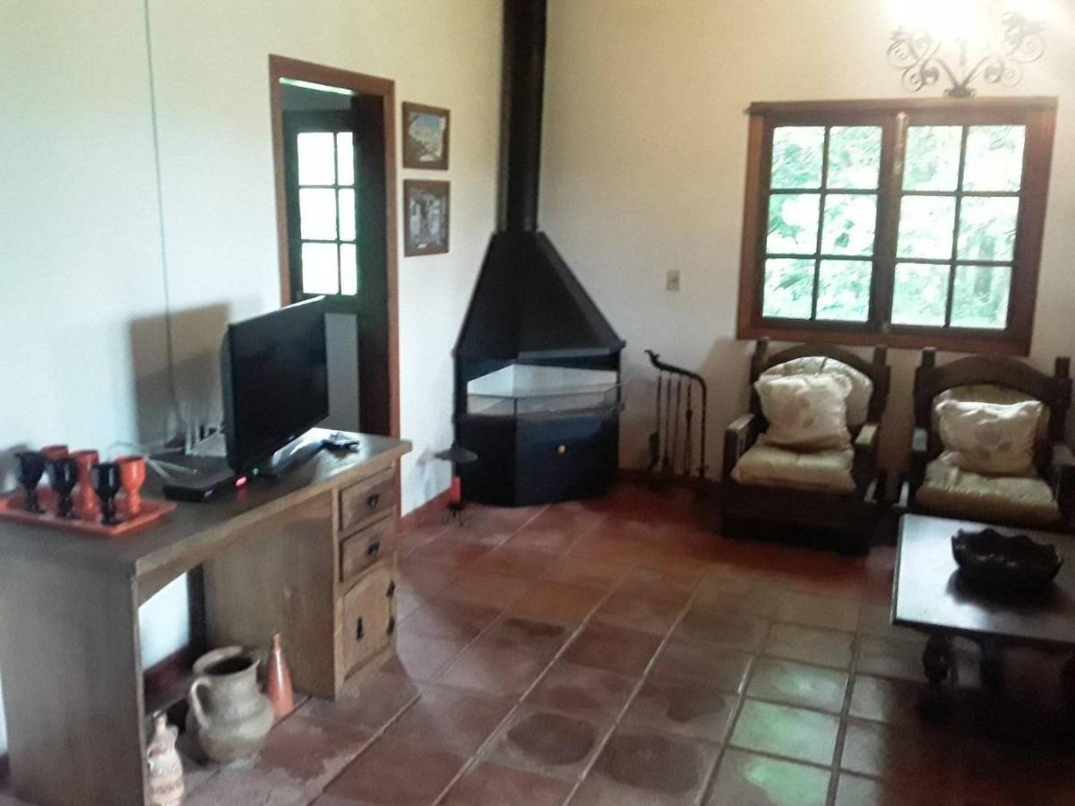 Sitio com vista, cachoeira, lareira e piscina. - Housity
