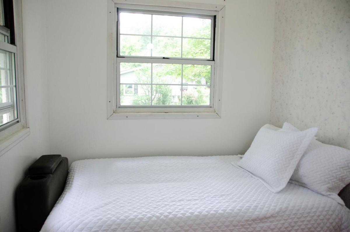 Pet friendly travelers lounge w/ indoor fireplace - Housity